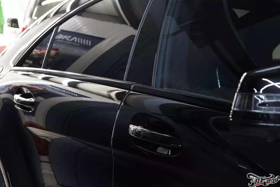 Mercedes CLS. Удаление хрома с кузова и окрас в черный глянец (антихром).